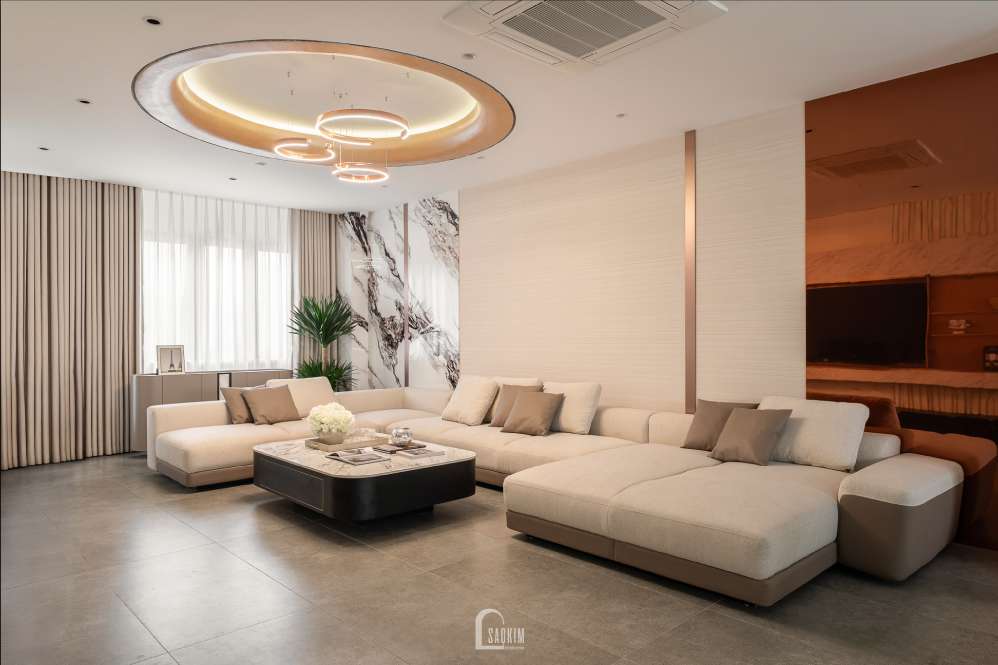 Thiết kế nội thất phòng khách gần ban công thoáng đãng